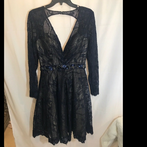 NEW‎ $498 Mac Duggal Open Back Lace A-Line Dress Navy/Nude [SZ 4 ] - Picture 3 of 9